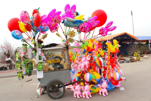 Zabawki sprzedaży na ulicy w Azji아시아에서 길거리에서 판매 하는 장난감 — Zdjęcie stockowe