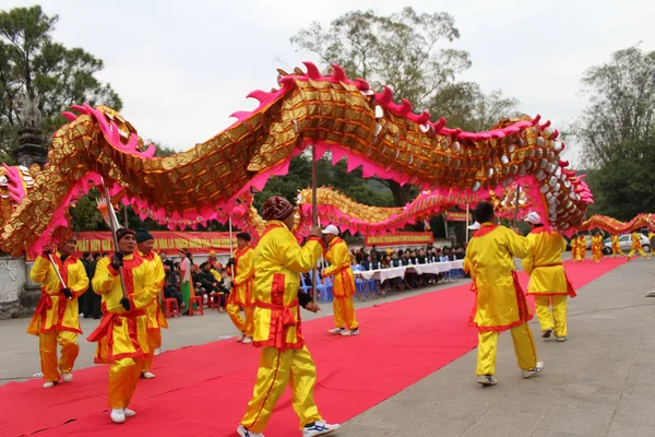 Un grupo de personas asiáticas bailan dragón en festivales folclóricos — Foto de Stock