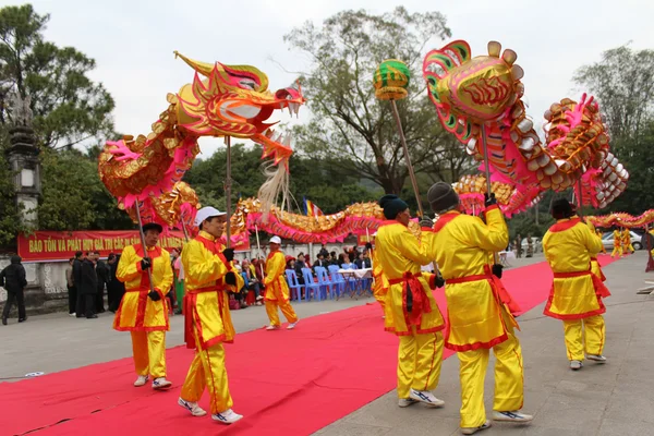 Un groupe de personnes asiatiques danse dragon dans les festivals folkloriques — Photo