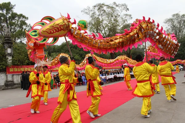 アジアの人々 のグループ フォーク フェスティバルでのドラゴンをダンスします。 — ストック写真