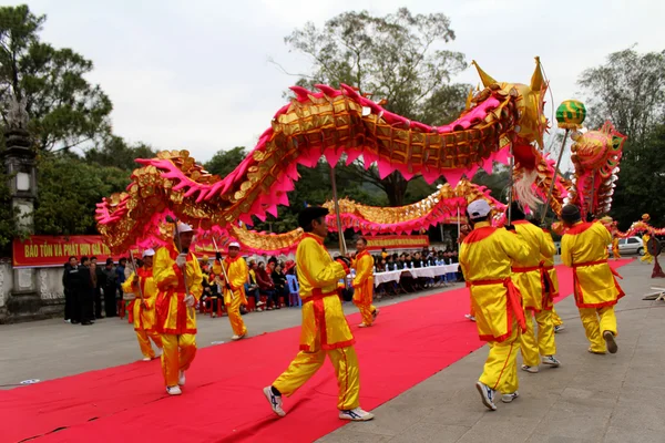 Eine Gruppe asiatischer Menschen tanzt Drachen bei Volksfesten — Stockfoto