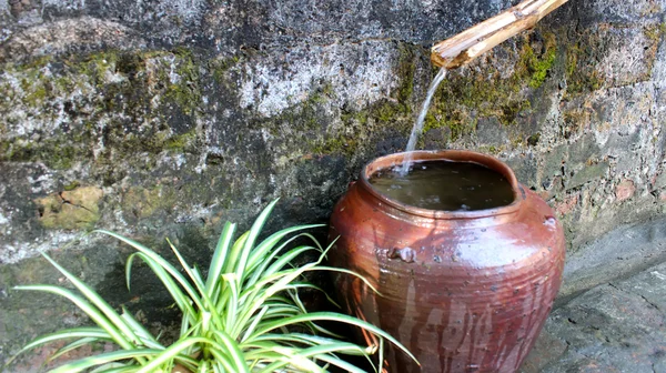 Water flows into the jar — Stock Photo, Image