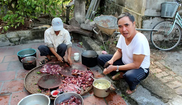 屠宰狗做饭的男人 — 图库照片