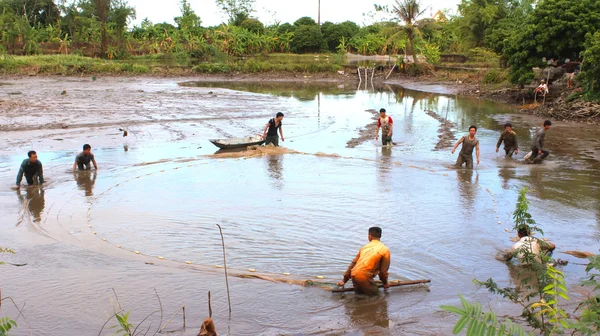 Pescadores pescando en la laguna — Foto de Stock