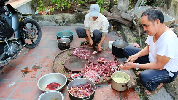 Hombres que sacrifican perro para cocinar — Foto de Stock