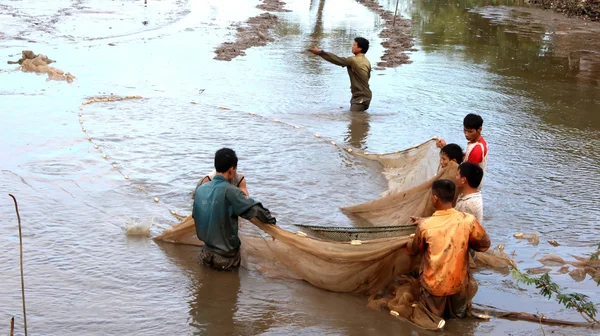 Рыбаки ловят рыбу в лагуне — стоковое фото