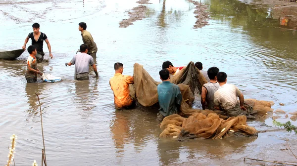 Pescadores pescando en la laguna — Foto de Stock