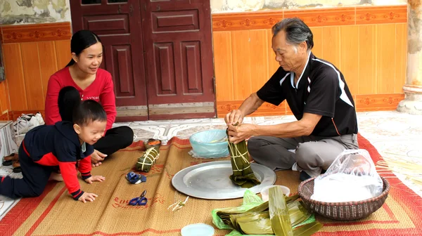 Asiatique homme emballage riz gâteau — Photo