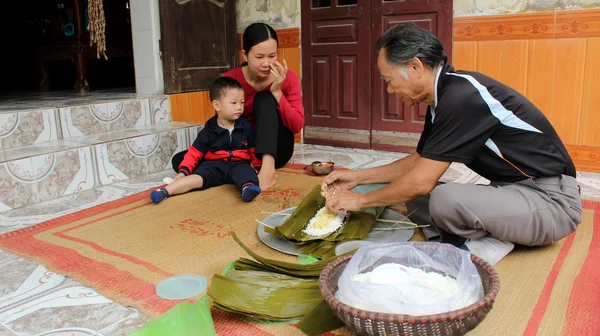 Asian man packing rice cake — Stock Photo, Image