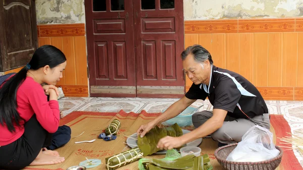 Aziatisch mens verpakking rijst taart — Stockfoto