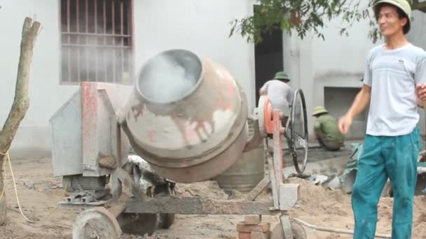 Beton Karıştırma inşaat işçisi — Stok video