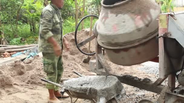 Trabajadores de la construcción mezclando hormigón — Vídeos de Stock