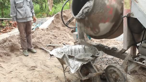 Beton Karıştırma inşaat işçisi — Stok video