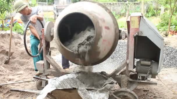 Строители смешивают бетон — стоковое видео