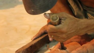 doğrama atölyesinde çalışan marangoz