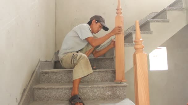 Carpintero trabajando en el taller de carpintería — Vídeos de Stock