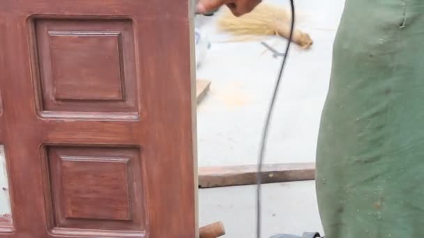 Рабочий использовал деревянные облицовочные машины для изготовления дверей — стоковое видео