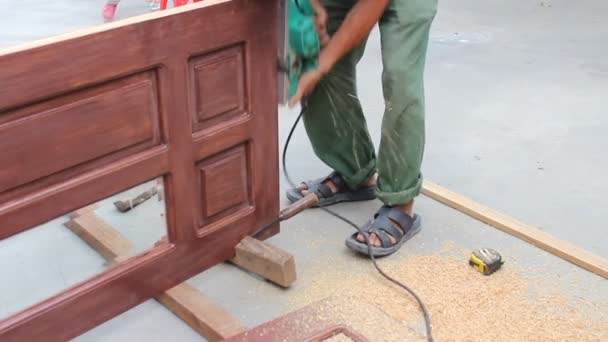 Trabajador utiliza cepilladoras de madera haciendo puerta de madera — Vídeos de Stock