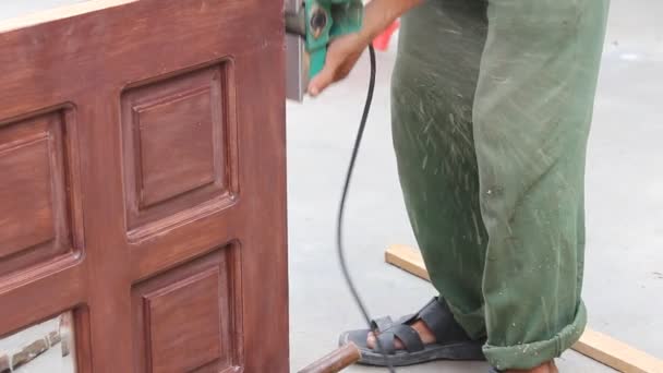 Lavoratore usato piallatrici di legno che fanno porta di legno — Video Stock