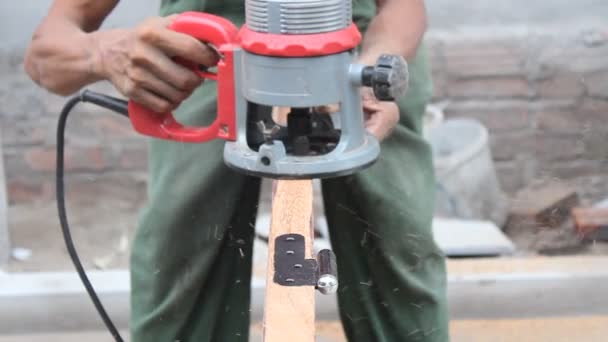 Trabajador utiliza cepilladoras de madera haciendo puerta de madera — Vídeos de Stock