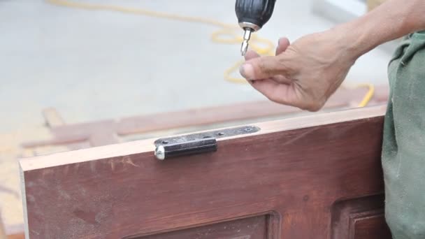 Trabajador utiliza cepilladoras de madera haciendo puerta de madera — Vídeo de stock