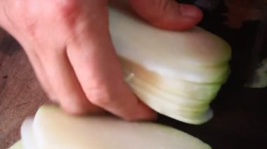 Domuz eti, tavuk ve sebzeden yemek hazırlar.