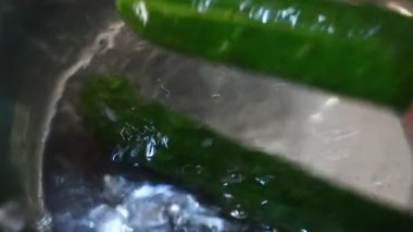 Salatalıkları yıka ve kes