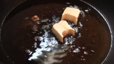 Fırında kızartılmış soya peyniri.