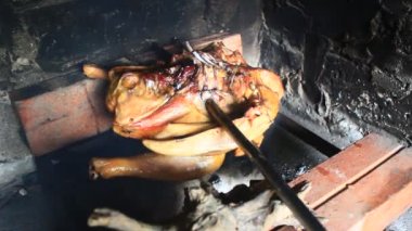 Mutfakta tavuk ızgara yapan adam.