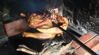 Mutfakta tavuk ızgara yapan adam.