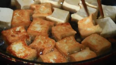 Fırında kızartılmış soya peyniri.
