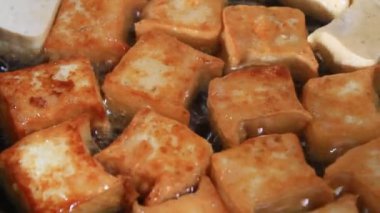 Fırında kızartılmış soya peyniri.