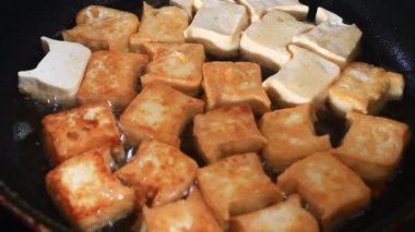 Fırında kızartılmış soya peyniri.