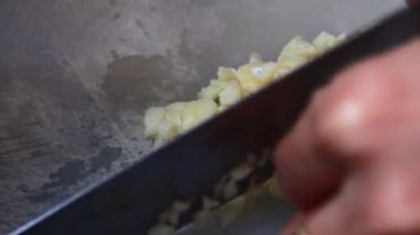 Domuz eti, tavuk ve sebzeden yemek hazırlar.