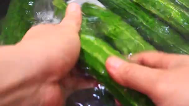 洗净及切碎黄瓜 — 图库视频影像