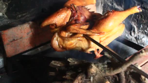 Człowiek Grillujący Kurczaka Kuchni — Wideo stockowe