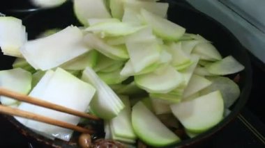 Domuz eti, tavuk, sebze.