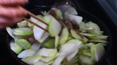 Domuz eti, tavuk, sebze.