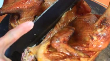 Tavuğu bıçakla doğramak 