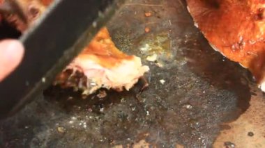 Tavuğu bıçakla doğramak 