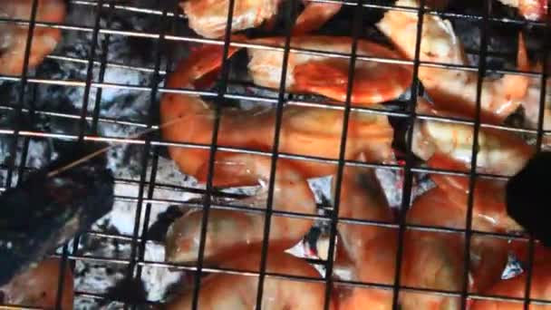 生火的烤虾仁 — 图库视频影像