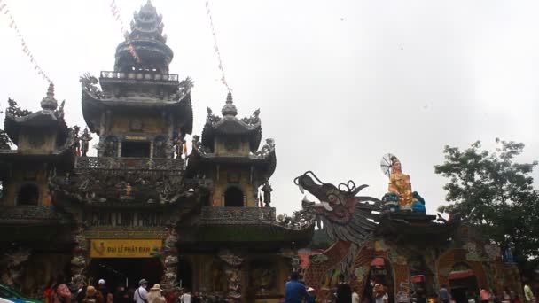 Tempel Gemaakt Van Keramiek Dalat Vietnam — Stockvideo
