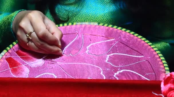 絹の上に刺繍 ベトナムの伝統的な絹製品 — ストック動画