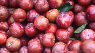 Olgun erikler bir kutuda