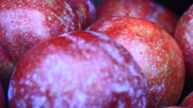 Olgun erikler bir kutuda