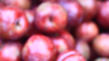 Olgun erikler bir kutuda