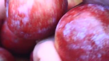 Olgun erikler bir kutuda