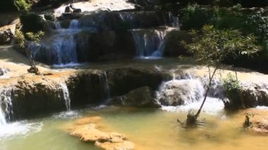 ormanın derinliklerinde akan şelale
