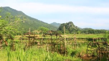 Su çarkları bambudan yapılır. Makaralar pirinci sulamak için dereden su alır. Bu Vietnam dağlarındaki etnik azınlıkların popüler bir parçası.