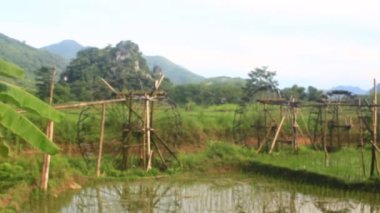 Su çarkları bambudan yapılır. Makaralar pirinci sulamak için dereden su alır. Bu Vietnam dağlarındaki etnik azınlıkların popüler bir parçası.